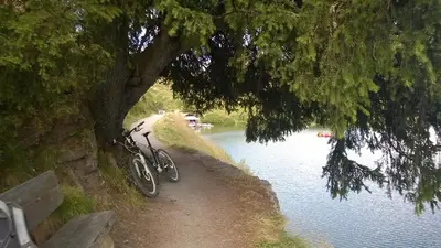 Blick auf einen Fluss in der Nähe des Hotels