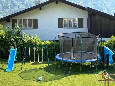 Ein Kinderspielbereich in der Unterkunft Ferienwohnung Sonnenseite Brienz