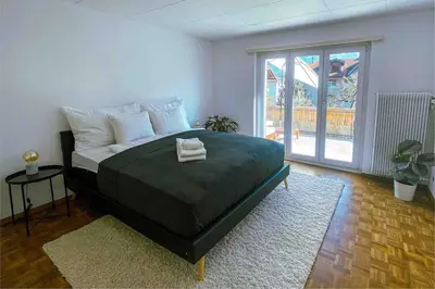 Ein Bett oder Betten in einem Zimmer der Unterkunft -The Urbanist- Mountainview Parking Garden 3BD
