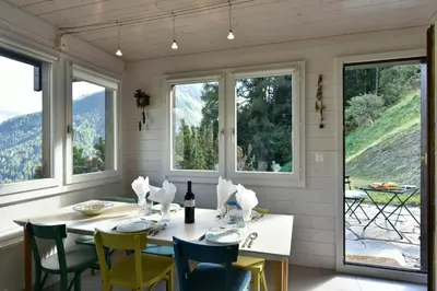 Ein allgemeiner Bergblick oder ein Berglick von des Chalets aus