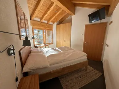 Ein Bett oder Betten in einem Zimmer der Unterkunft Modern self-catering apartment with Matterhorn views