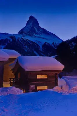 Ein allgemeiner Bergblick oder ein Berglick von des Chalets aus