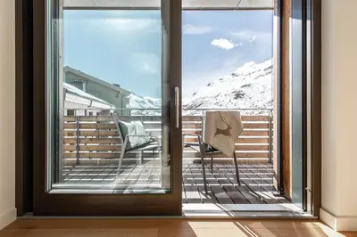 Ein allgemeiner Bergblick oder ein Berglick von des Aparthotels aus
