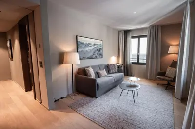 Ein Sitzbereich in der Unterkunft Andermatt Alpine Apartments