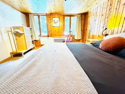Ein Bett oder Betten in einem Zimmer der Unterkunft Cozy Apartment in Vintage House in Kandersteg