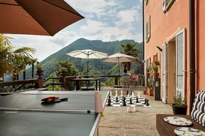 Ein allgemeiner Bergblick oder ein Berglick von des Ferienhauses aus