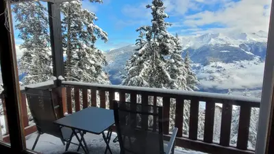 Ein allgemeiner Bergblick oder ein Berglick von der Ferienwohnung aus