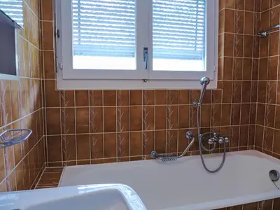 Ein Badezimmer in der Unterkunft Apartment Merises 20 by Interhome