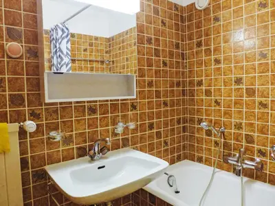 Ein Badezimmer in der Unterkunft Apartment Rond-Point 27 by Interhome