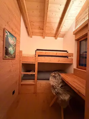 Ein Etagenbett oder Etagenbetten in einem Zimmer der Unterkunft Chalet Spatz Loft with Sauna Kandersteg Oeschinen Lake