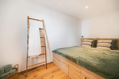 Ein Bett oder Betten in einem Zimmer der Unterkunft Bijou Lake Side Sauna - Panorama-Terrasse, Sauna und Seeblick