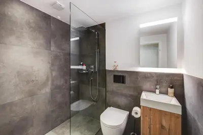 Ein Badezimmer in der Unterkunft Bijou Lake Side - mit Seesicht und Privatstrand