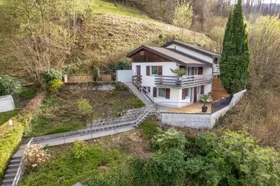 Ein Garten an der Unterkunft Bijou Lake Side Panorama - Seeblick und Erholung nahe Interlaken