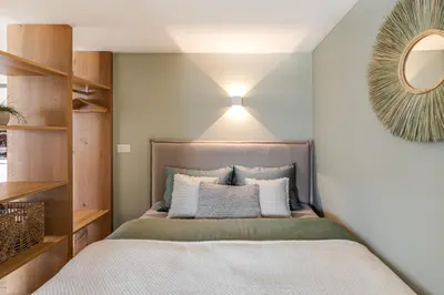 Ein Bett oder Betten in einem Zimmer der Unterkunft Bijou Lake Side Panorama - Seeblick und Erholung nahe Interlaken