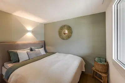 Ein Bett oder Betten in einem Zimmer der Unterkunft Bijou Lake Side Panorama - Seeblick und Erholung nahe Interlaken