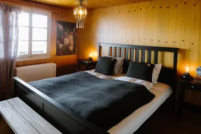 Ein Bett oder Betten in einem Zimmer der Unterkunft Bijou Niesenblick - traumhafter Seeblick - nahe Interlaken - idyllisch