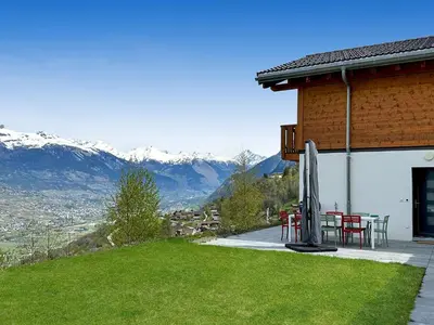 Ein allgemeiner Bergblick oder ein Berglick von des Chalets aus