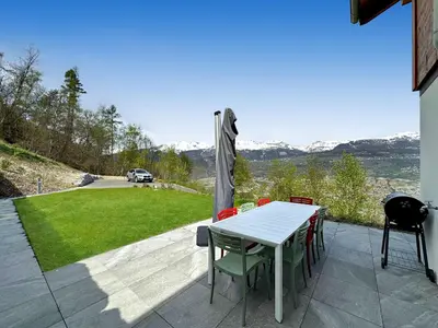 Ein allgemeiner Bergblick oder ein Berglick von des Chalets aus