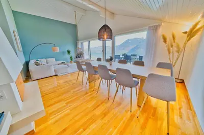 Ein Sitzbereich in der Unterkunft Dreamview Retreat - Breathtaking Lake Views