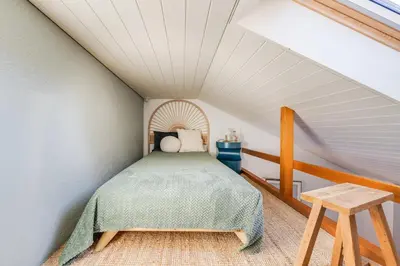 Ein Bett oder Betten in einem Zimmer der Unterkunft Bijou du Lac - mit Pool und Privatstrand