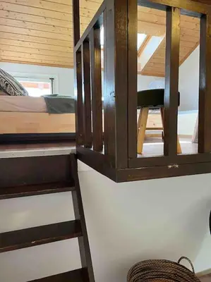Ein Etagenbett oder Etagenbetten in einem Zimmer der Unterkunft Bijou Loft - Charming Loft on Lake Thun near Interlaken