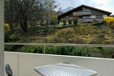 Ein Garten an der Unterkunft Mariposa Spiez