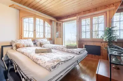 Ein Bett oder Betten in einem Zimmer der Unterkunft Alpine View Chalet Private Garden & Lake Views