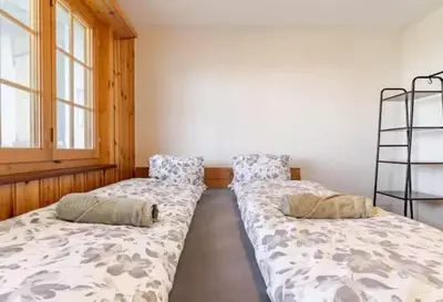 Ein Bett oder Betten in einem Zimmer der Unterkunft Alpine View Chalet Private Garden & Lake Views