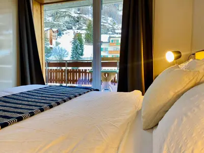 Ein Bett oder Betten in einem Zimmer der Unterkunft Cosy Modern Apartment with balcony and Matterhorn View