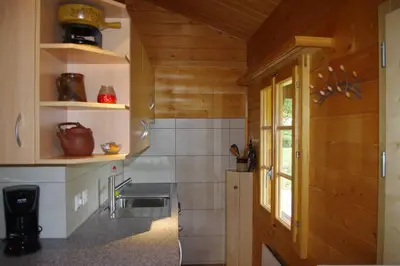 Küche/Küchenzeile in der Unterkunft Le Bouvreuil Zinal, le VRAI petit chalet de vacances!