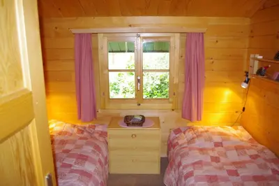 Ein Bett oder Betten in einem Zimmer der Unterkunft Le Bouvreuil Zinal, le VRAI petit chalet de vacances!