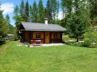 Ein Garten an der Unterkunft Le Bouvreuil Zinal, le VRAI petit chalet de vacances!