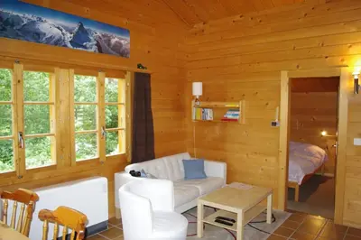 Ein Sitzbereich in der Unterkunft Le Bouvreuil Zinal, le VRAI petit chalet de vacances!
