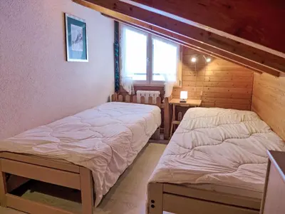 Ein Bett oder Betten in einem Zimmer der Unterkunft Apartment Chalet Bienli Oben by Interhome