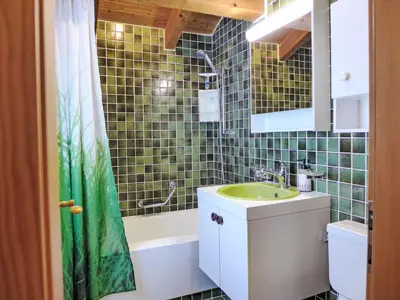 Ein Badezimmer in der Unterkunft Apartment Chalet Bienli Oben by Interhome