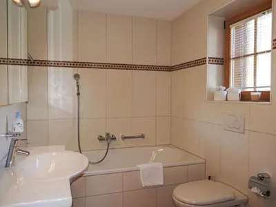Ein Badezimmer in der Unterkunft Apartment Chalet Pfingstrose by Interhome