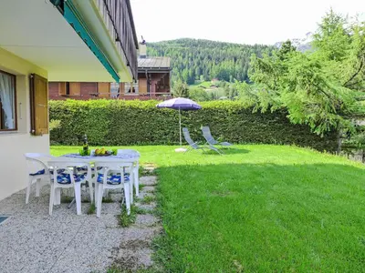 Ein Garten an der Unterkunft Apartment Chalet Papillon by Interhome