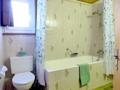 Ein Badezimmer in der Unterkunft Chalet Chalet Larix by Interhome