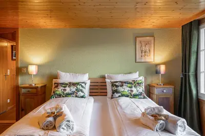 Ein Bett oder Betten in einem Zimmer der Unterkunft Chalet Schweizerhof Attic