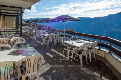 Ein allgemeiner Bergblick oder ein Berglick von des Bed & Breakfasts aus