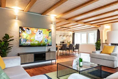 TV/Unterhaltungsangebot in der Unterkunft Spirit Apartments - The Penthouse - Lake View - Parking