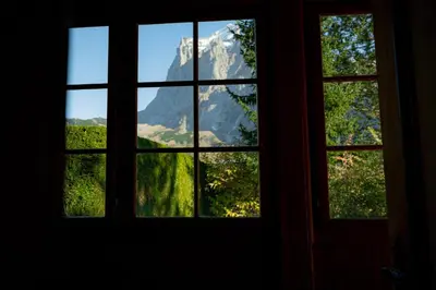 Ein allgemeiner Bergblick oder ein Berglick von des Chalets aus