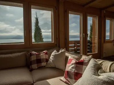 Ein Sitzbereich in der Unterkunft Lakeside Chalet with Panorama View