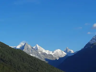 Ein allgemeiner Bergblick oder ein Berglick von der Pension aus