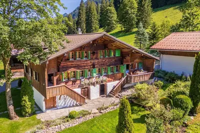 Ein Garten an der Unterkunft Chalet Ananda, Lauenen bei Gstaad