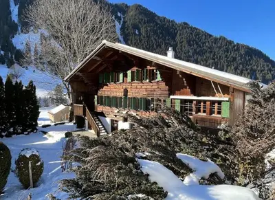 Ein allgemeiner Bergblick oder ein Berglick von des Chalets aus