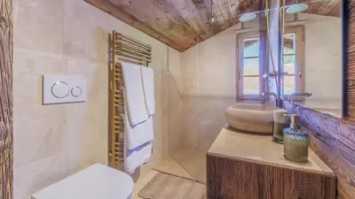 Ein Badezimmer in der Unterkunft Chalet Ananda, Lauenen bei Gstaad