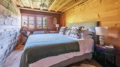 Ein Bett oder Betten in einem Zimmer der Unterkunft Chalet Ananda, Lauenen bei Gstaad