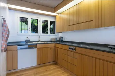 Küche/Küchenzeile in der Unterkunft Villa with pool, garden & direct at lake