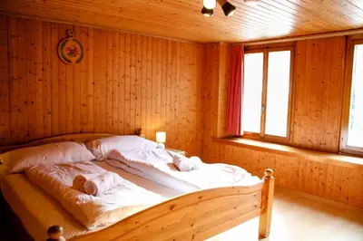 Ein Bett oder Betten in einem Zimmer der Unterkunft Alpine chalet apt w/parking and porch